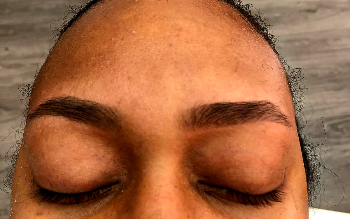 Las dos cejas terminadas, de frente y con los ojos cerrados