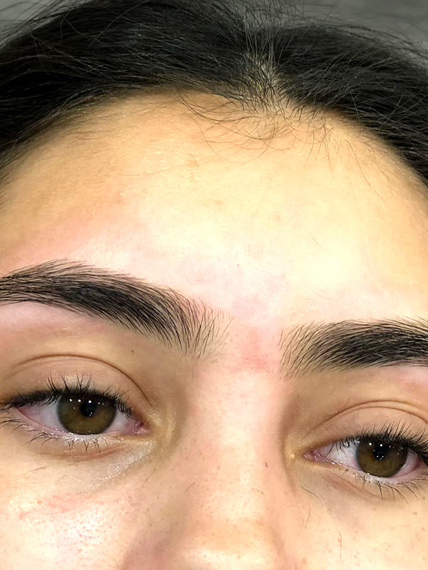 Las dos cejas terminadas con la mirada abierta