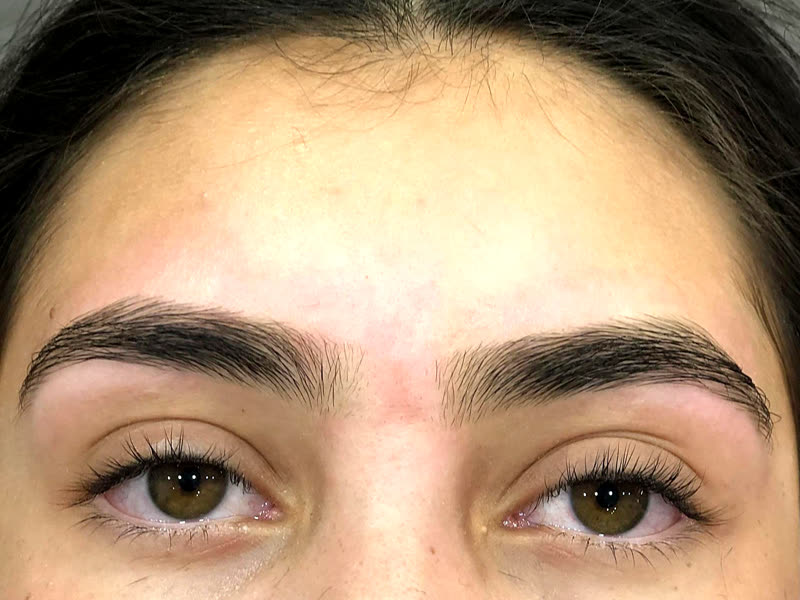 Las dos cejas terminadas con la misma forma