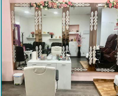 Tocador con espejo y guirnalda de flores en el salón