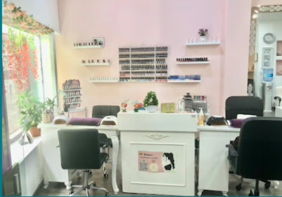 Mesa de manicura junto a la ventana con la pared de esmaltes