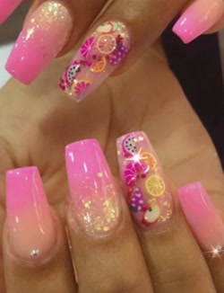 Uñas rosas degradadas con flores y frutas