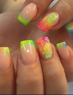 Uñas con puntas de colores flúor y dibujo tropical