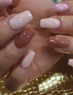 Manicura en tonos nude y marrón