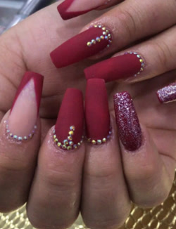 Uñas burdeos y rosa con perlas