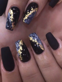 Uñas negras mate con mármol y pan de oro