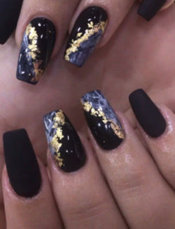 Uñas negras con vetas de oro