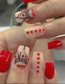 Uñas rojas con coronas y cristales