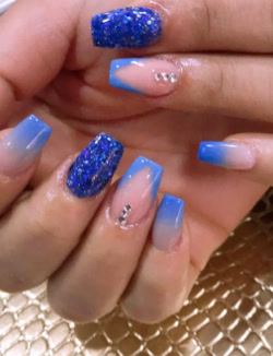 Uñas azules degradadas con purpurina
