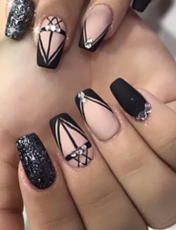 Uñas negras con líneas geométricas y brillos