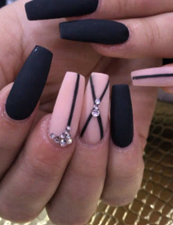 Uñas negras mate con detalles nude y cristal