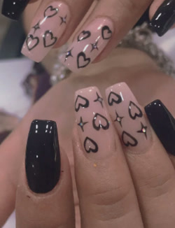 Uñas nude con corazones negros