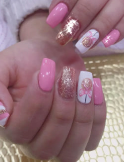 Uñas rosas con purpurina y flor blanca