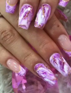 Uñas con mármol malva y filo dorado