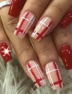 Uñas rojas con cuadros blancos