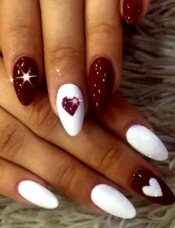 Uñas rojas y blancas con corazones