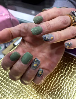 Uñas verde salvia con flores en dorado